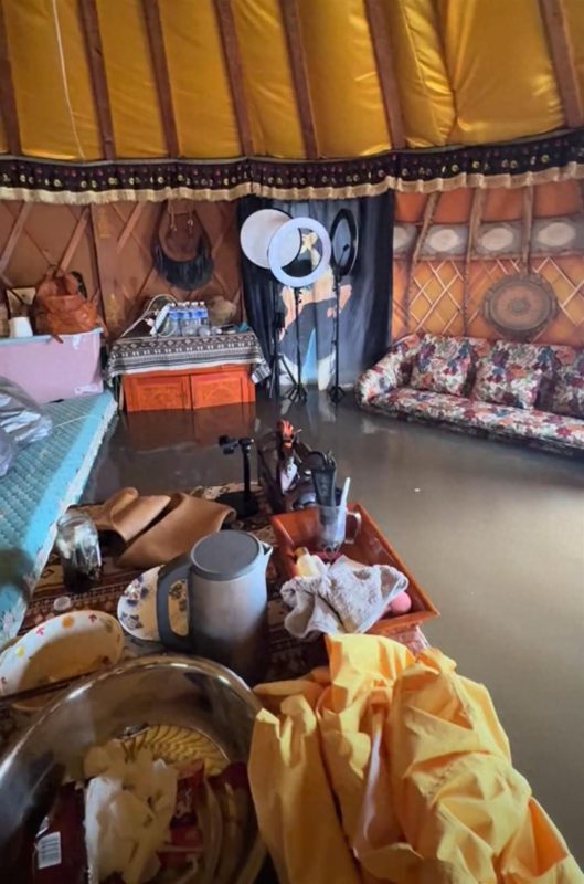 在内蒙古锡林郭勒地区，洪水肆虐，一位居住在蒙古包中的女性在睡梦中醒来，惊觉水位已上升至床板处。-阿旺资源分享网