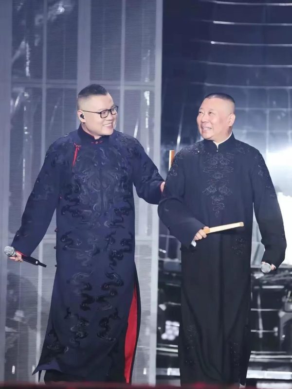 岳云鹏演唱会盛大举行，五姐妹与弟弟齐亮相，全家人身着应援服饰，共享同款面容。-阿旺资源分享网