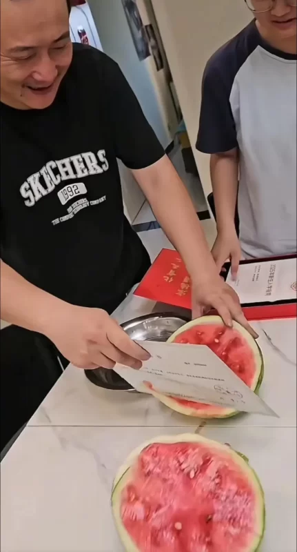 北京化工大学的碳纤维录取通知书因其独特的设计而备受关注，该通知书竟然具备切割西瓜的能力。-阿旺资源分享网