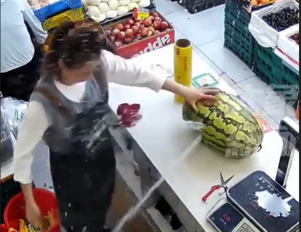 在切开西瓜的瞬间，水珠如喷泉般涌出。-阿旺资源分享网