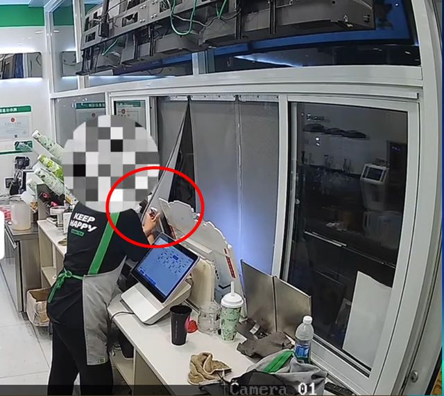 奶茶店一名18岁女店员因涉嫌使用个人二维码收款而被解雇，店主通过店内监控视频揭露了此事，并表示早已有所察觉，计划报警处理。-阿旺资源分享网