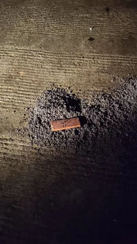 村民筹备为逝者举行葬礼，却发现通往墓地的主要道路上布满了上百颗钉子。-阿旺资源分享网