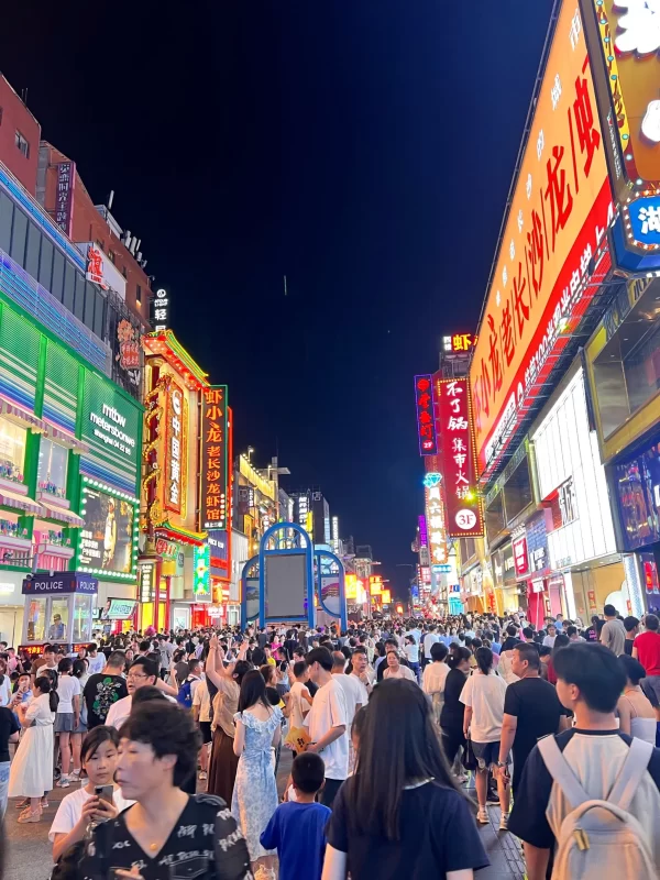 夜间经济近年来备受关注，其热度持续高涨。-阿旺资源分享网