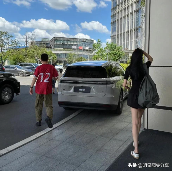 李想实属幸运  与妻子共赏苏超赛事，育有五个孩子却仍保持明星般的体态-阿旺资源分享网