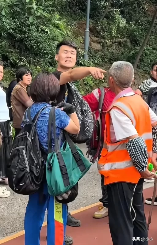 近日，有游客对工作人员管理猴子的方式提出了批评-阿旺资源分享网