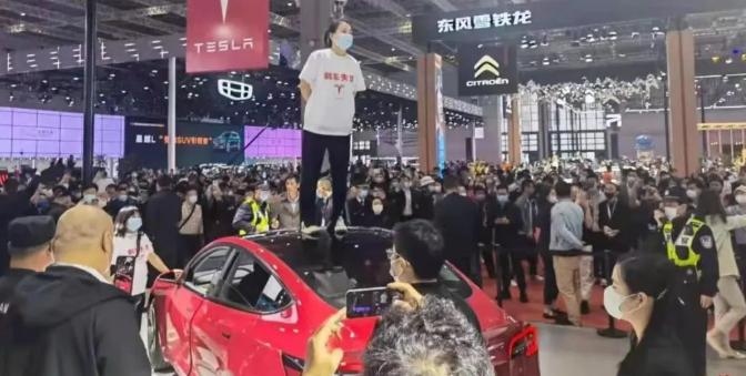 特斯拉车顶维权事件二审结果出炉：维持一审裁决，张女士需赔款17万并公开道歉-阿旺资源分享网