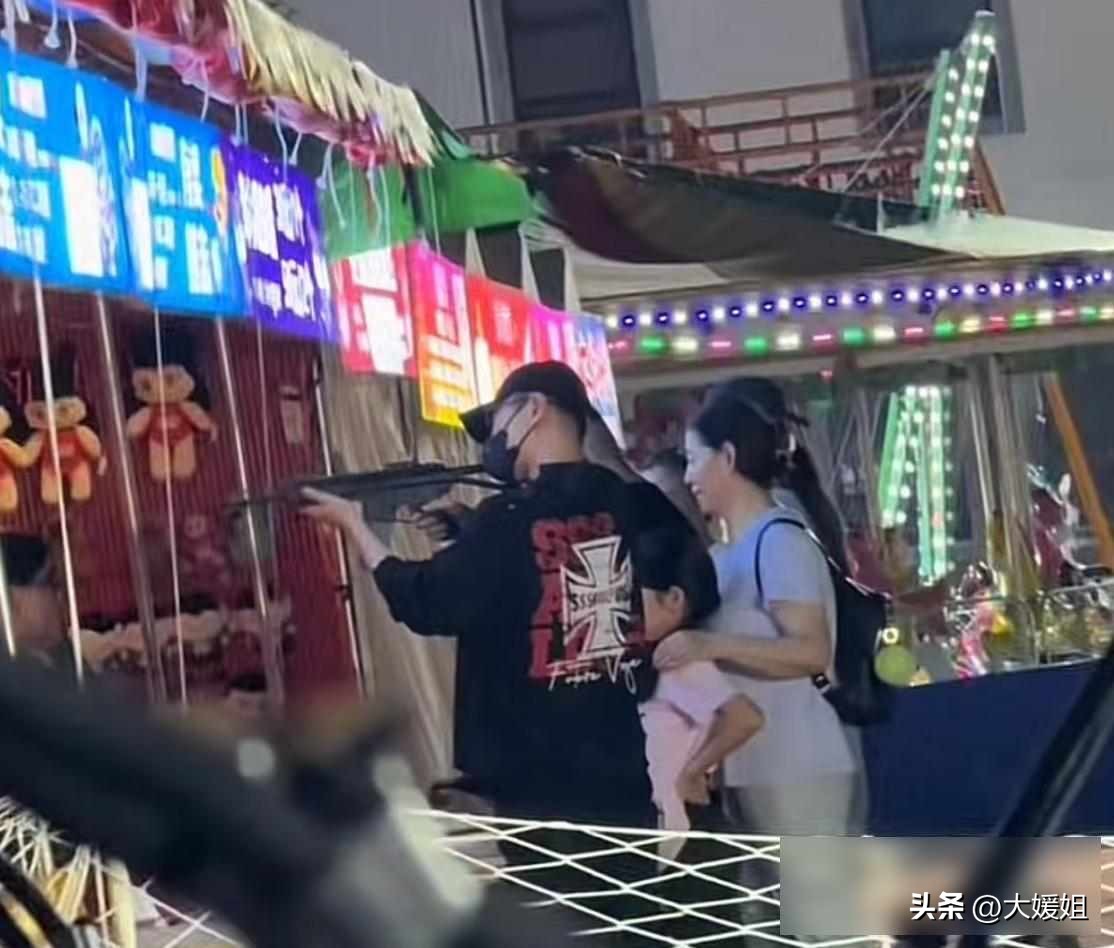 汪峰携醒醒及次女游乐园畅玩，13岁长女一旁静候，正面照亮相颜值高-阿旺资源分享网