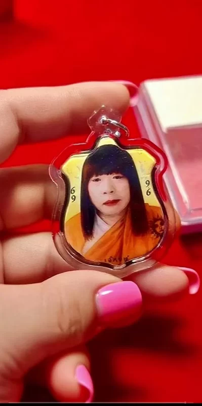令人惊讶的是，  “南京红姐”在泰国备受追捧！  她的影响力已经达到被众人模仿，  然而却始终无人能超越！-阿旺资源分享网