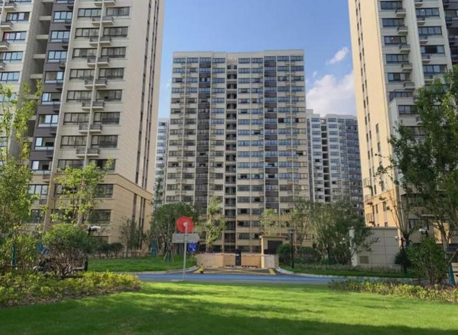 上海最大原拆原建小区回迁已满半月：租金飙升至约3000元/月，部分房源挂牌价高达5.9万元/平方米！房东纷纷抬高房价，律师提醒：此类房产交易风险较高。-阿旺资源分享网
