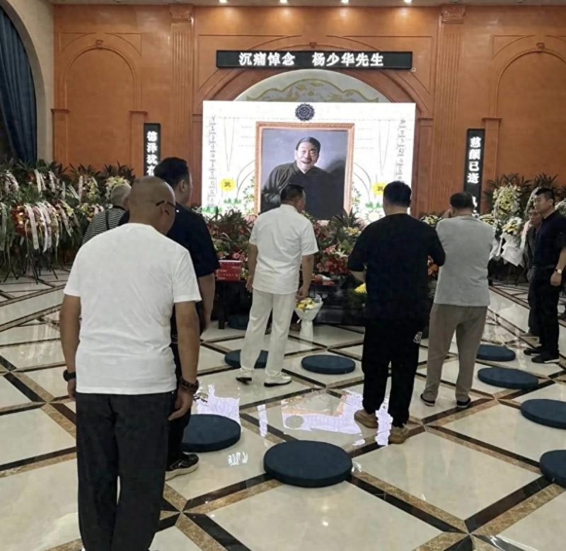 杨少华先生的追悼会刚刚落幕，赵本山与李玉刚两位艺人恐怕未曾料到，一场关于称呼的误会竟然让他们陷入了纷扰之中。-阿旺资源分享网
