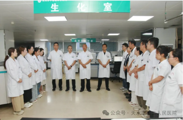 甘肃省人民医院接管天水第二人民医院后的第二天，新任院长亲自抵达检验科进行实地考察。-阿旺资源分享网