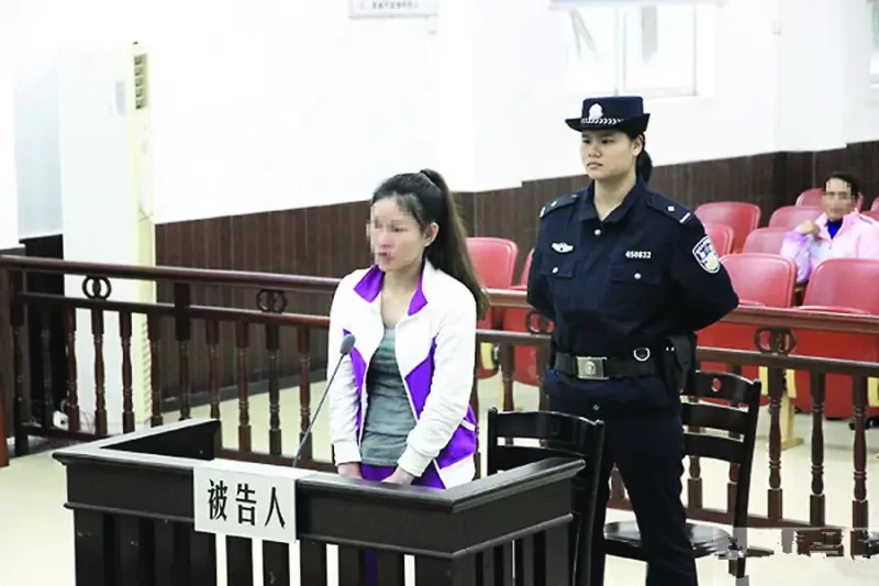 当女友提出分手时，该男子以自残行为作为挽留手段。在激烈的争执中，女友抓住男友的头发，这一举动导致男友头部撞击到-阿旺资源分享网