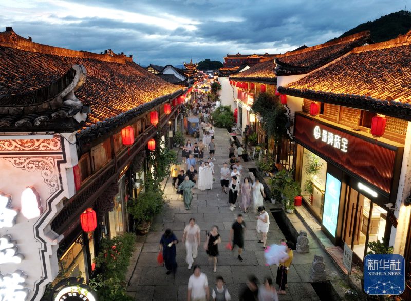 在炎热的夏季，各地在商业、旅游和展览等多个方面积极创新，致力于开拓夜间消费的新模式和新领域，不断激发“夜经济”的生机与活力，助力消费水平的提升和品质的升级。-阿旺资源分享网