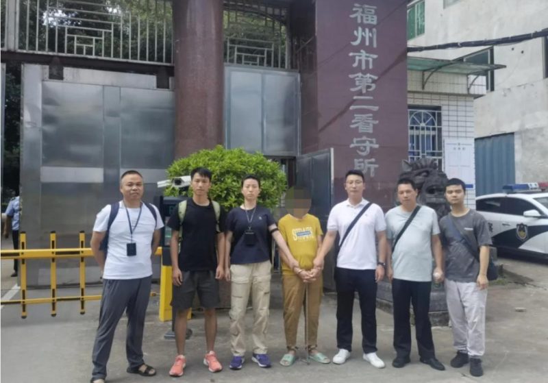 一名女性因涉嫌谋杀前夫而逃亡长达26年，在此期间，她在外省成婚并育有子女。在被捕前，她曾担任当地村委会的会计职位。-阿旺资源分享网