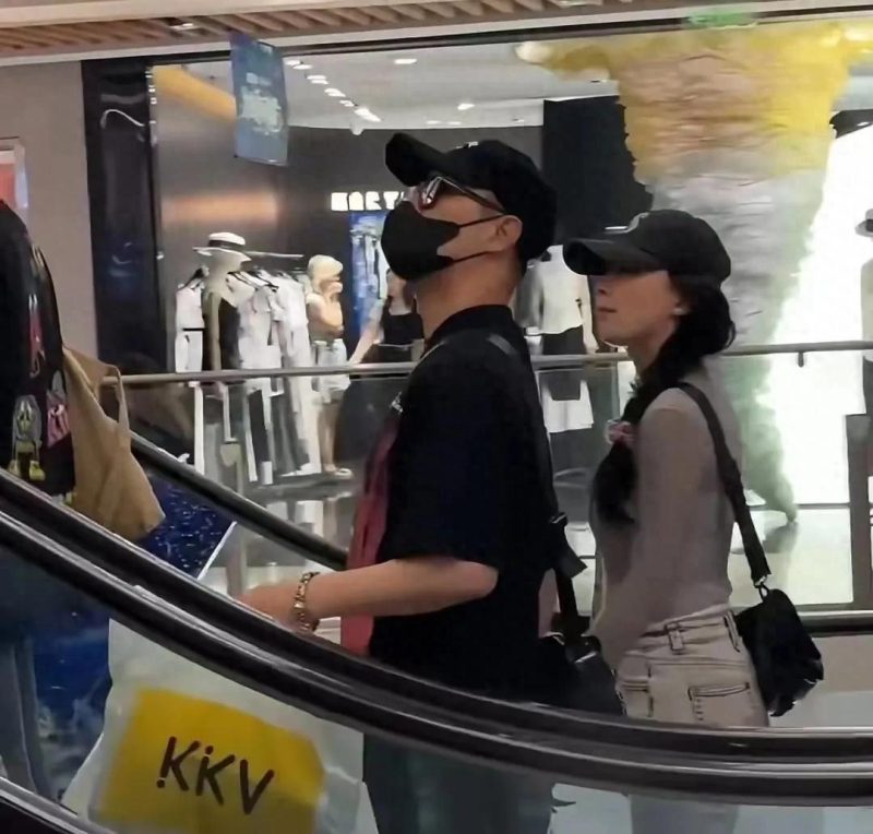 汪峰携女友赴日本度假，共游药妆店。期间，森林北着装清凉，不过其大腿略显粗壮。-阿旺资源分享网