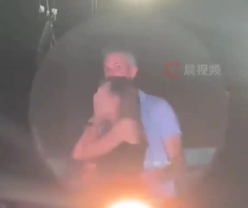美企高管演唱会亲密搂抱，引发网友热议与公司调查-阿旺资源分享网
