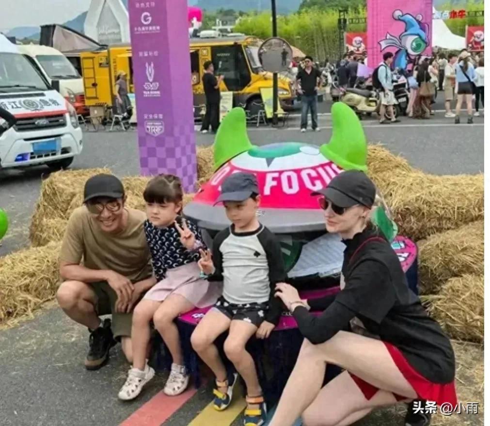撒贝宁驾驶价值300万的豪车接送孩子！妻子长腿吸睛，6岁双胞胎就读北京知名学校-阿旺资源分享网