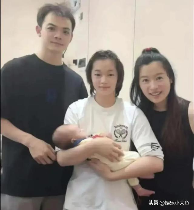 最新照片中，全红婵亮相师兄孩子满月庆祝宴会，其神态略显倦容，但抱娃的姿态却十分娴熟。-阿旺资源分享网