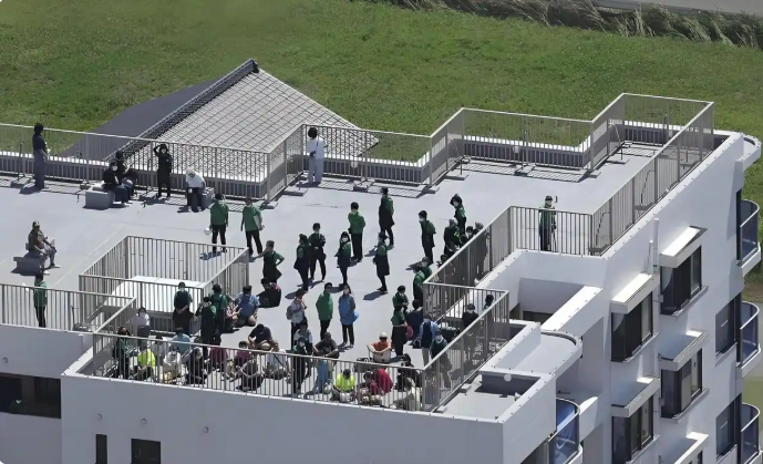 日本海啸来袭：居民涌向屋顶避险-阿旺资源分享网