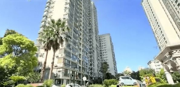 黄浦区鲁班路“卢湾都市花园”小区的施老伯夫妇遭遇了一起令人不解的房产过户事件。-阿旺资源分享网