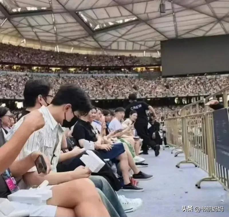 梦幻般的合作在鸟巢引爆热潮！林俊杰完成第101场演唱会压轴演出，惊喜地发现杨洋坐在第一排！-阿旺资源分享网