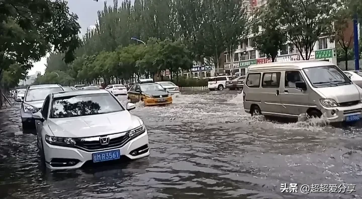 呼和浩特市遭遇了一场猛烈的大雨，土左旗的多个村庄不幸被洪水侵袭。我的朋友驾车赶到我们村，竟在车内连续睡了两日。-阿旺资源分享网