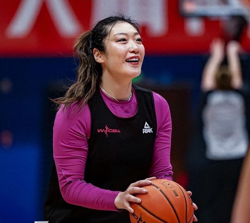 澳洲女篮以79分的巨大优势击败中国队，成为我国夺冠的强劲对手，外界纷纷呼吁紧急招募李梦以战胜对手-阿旺资源分享网