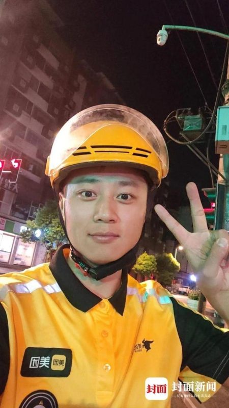 武汉一对“90后”银行员工夫妇在结束了一天的工作后，选择加入外卖配送行列。他们表示，这不仅是他们缓解工作压力的一种方式-阿旺资源分享网