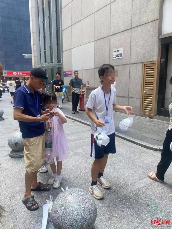 在深圳市华强北，近期出现了一种新的服务现象——儿童参与外卖配送。这种服务的单次服务费用通常在1至2元之间。-阿旺资源分享网