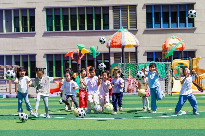我国实施了一项新的政策，决定取消幼儿园一年的保教费用。这项举措预计将惠及超过千万名儿童。所需资金将由中央和地方政府共同分摊。-阿旺资源分享网