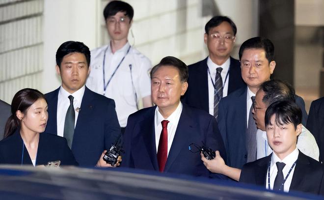 尹锡悦被捕经过公开，其脱去衣物躺在地上，与特别调查组对峙时间长达两小时以上。-阿旺资源分享网