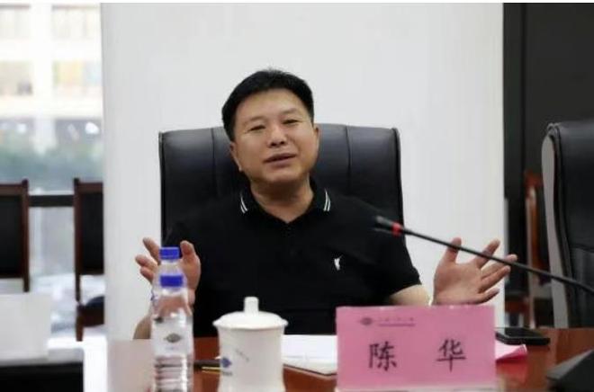 县委书记决定投资超过2230万元以推动“水秀”和“灯会”两项旅游项目的开发。然而，项目实施过程中遭遇了资金短缺的问题，导致运营不得不暂停，这一情况引发了当地居民的高度不满。-阿旺资源分享网