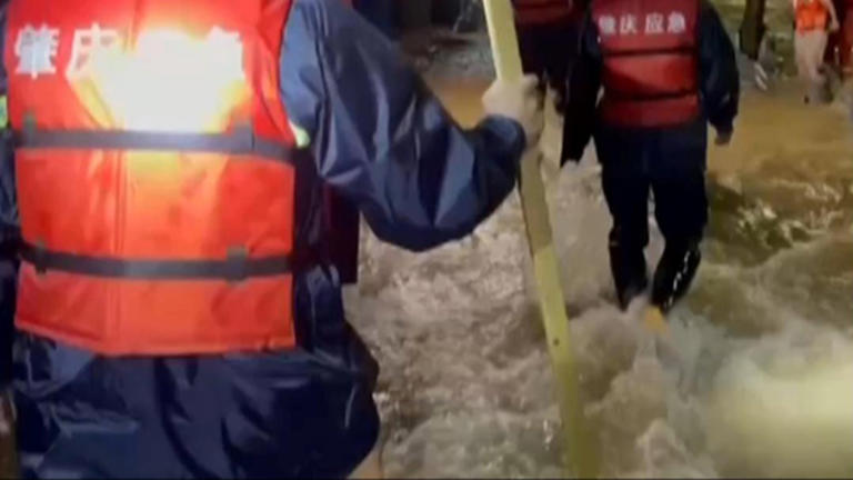 肇庆鼎湖区近期遭遇持续强降雨，引发严重内涝。为应对这一紧急情况，当地应急管理部门已迅速启动救援机制，救援工作正在全力展开，现场情况紧张有序。-阿旺资源分享网