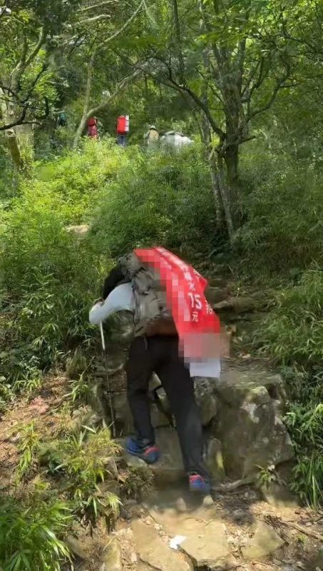一位男士身负40公斤的蜜雪冰城柠檬水，在武功山举办销售活动。-阿旺资源分享网