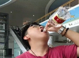 男子携带五粮液上高铁受阻，现场饮酒一饮而尽！-阿旺资源分享网