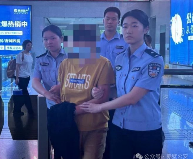 一名死者身上遭受16刀伤害，体内检测出有毒鼠强成分。其前妻在潜逃26年后再次结婚并生子，目前其辩护律师正在进行无罪辩护。-阿旺资源分享网