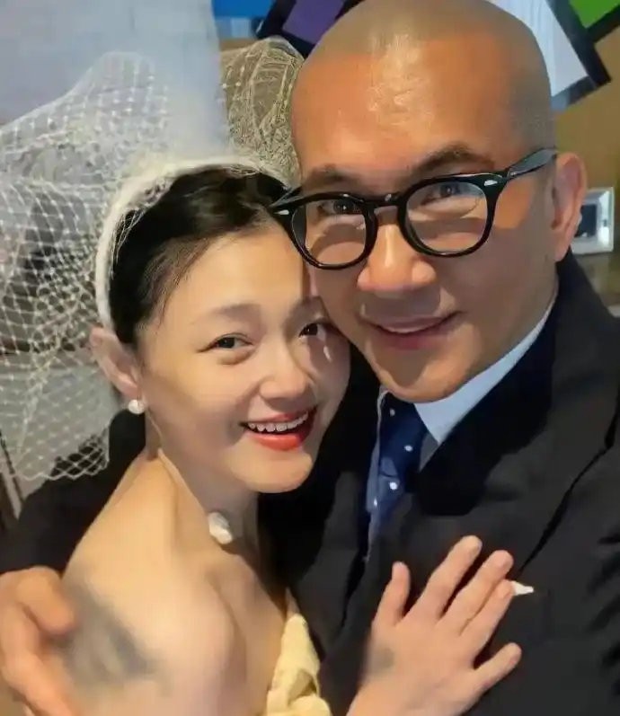 一位24岁的年轻女性因与知名艺人大S神似而在网络上走红，面对外界对其是否整容的疑问，她公开回应表示自己并未进行过整容手术。这起事件被视为自然美与网络热点关注的一次奇妙交织。-阿旺资源分享网