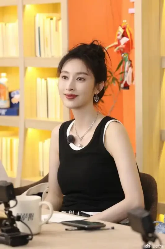 演员张俪因遮挡机动车号牌事件公开发声致歉：她坦诚地表示，自己已深刻认识到此举的错误性质，并承诺将立即采取措施进行整改-阿旺资源分享网