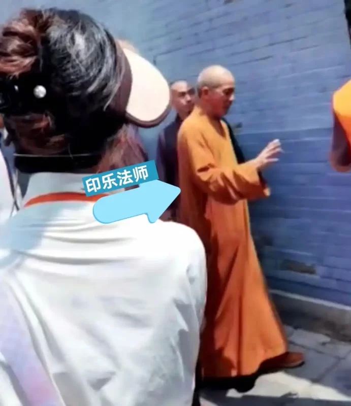 少林寺新住持释印乐法师微笑挥手迎接记者-阿旺资源分享网