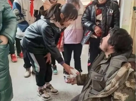 全网被拾荒者资助的女孩不幸离世，胡雷连续发布四条动态，痛哭失声。-阿旺资源分享网