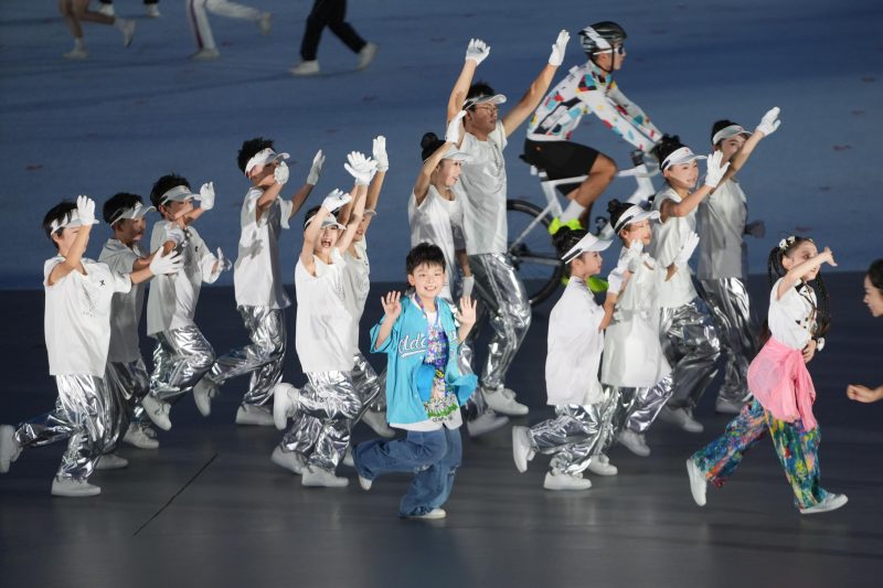 成都世运会开幕式上，一位9岁的小男孩担任领舞：他通过街舞展示了自己的自信与快乐。-阿旺资源分享网