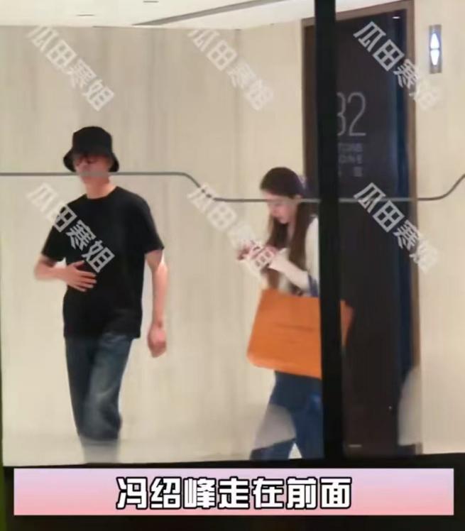 近日，冯绍峰与女友一同外出逛街，画面中女友手中提着购买的商品，紧随冯绍峰其后。网友对此进行了深入挖掘，最终揭开了女友的真实身份。-阿旺资源分享网
