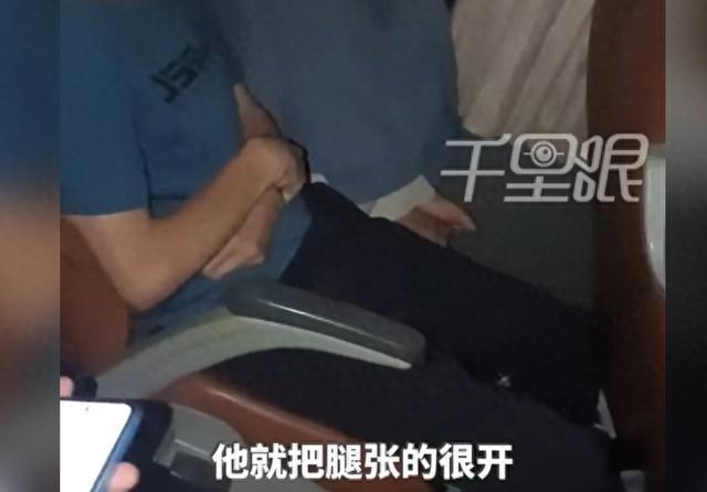 一名男子在公交车上对一名11岁独自乘车的女孩进行骚扰，这一行为被旁边的乘客制止。女孩因害怕而蜷缩成一团。-阿旺资源分享网