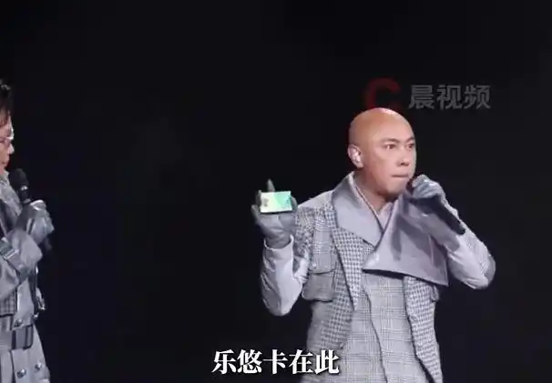张卫健，一位60岁的男星，在演唱会现场展示了自己的“老年卡”，并恳请大家不要欺负老年人。-阿旺资源分享网