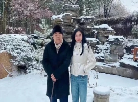 范曾比他小近50岁的妻子，携走了大约20亿元人民币。不仅如此，这位女士还被揭露与范曾的继子有婚外情。-阿旺资源分享网