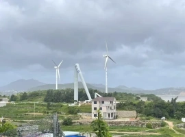 台风“杨柳”肆虐福建：风力发电机遭受重创，多辆汽车被坠落铁皮击中-阿旺资源分享网