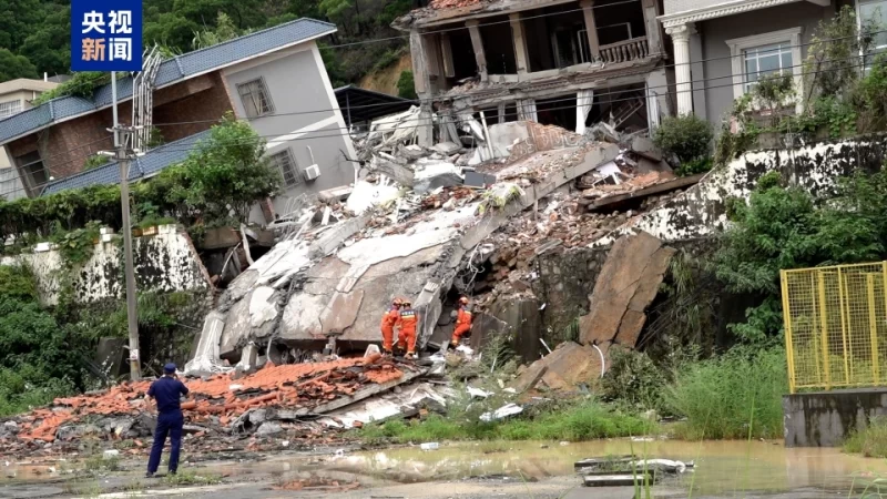 在广州市白云区发生了一起山体滑坡事故，该事件造成了多座住宅建筑受损，并有14人被埋压。救援行动目前进展顺利，已有7人被成功救出。-阿旺资源分享网