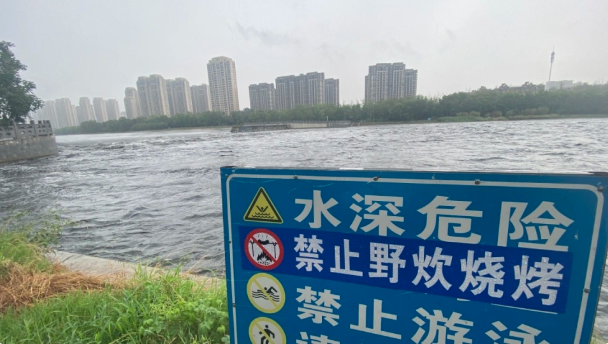 郑州贾鲁河遭遇强降雨，水位急剧攀升。-阿旺资源分享网