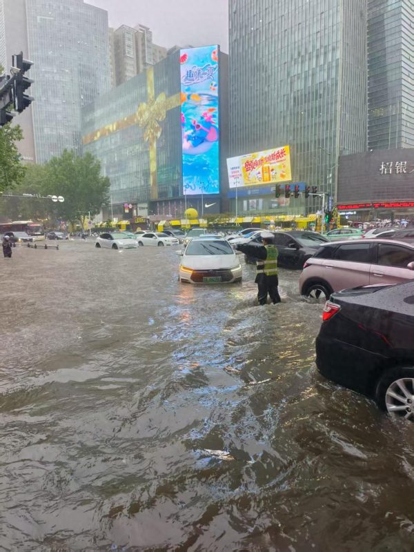 紧急！中原区暴雨红色预警，郑州市要求企业停工、学校停课、交通停运、公共场所停业，并暂停所有户外活动。请市民注意安全！-阿旺资源分享网