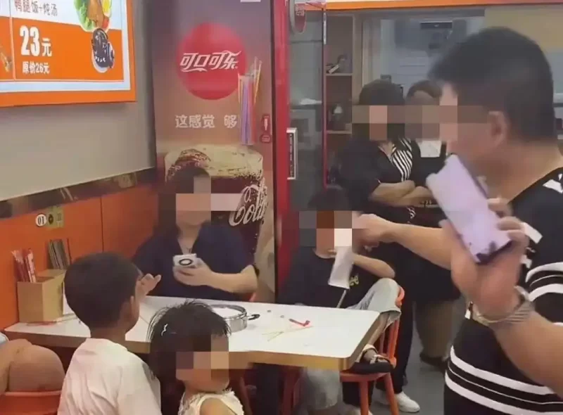 三位女士与四个小孩共食一碗面，在多次要求免费续面遭拒后，她们接连给出了两个差评。-阿旺资源分享网